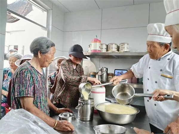 八十四岁老人争当熬粥志愿者 烟台招远市西山王家村用“一碗小米粥”破解农村“助老”难题