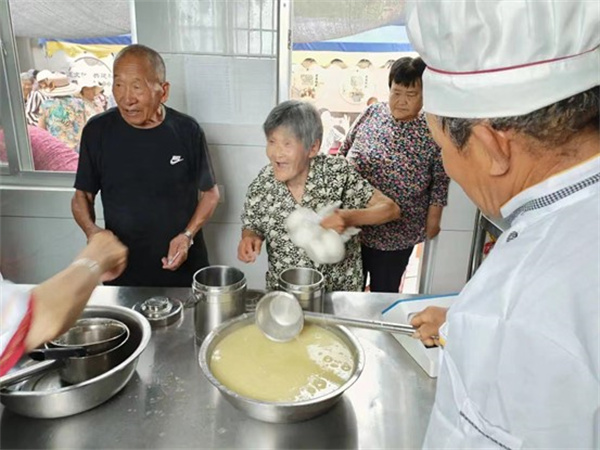 八十四岁老人争当熬粥志愿者 烟台招远市西山王家村用“一碗小米粥”破解农村“助老”难题