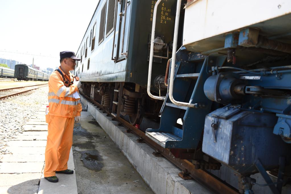 新華全媒＋丨暑運(yùn)中的調(diào)車員：堅守崗位 保障行車安全