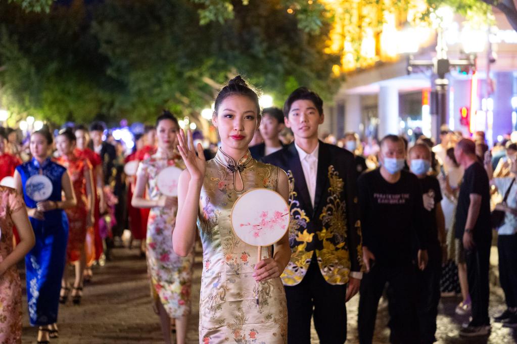 創(chuàng)意時(shí)尚元素扮靚夏日“冰城”