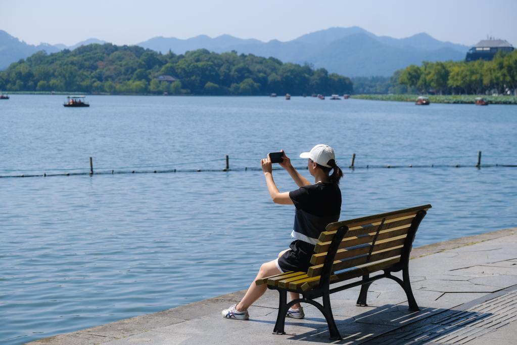 西湖景區(qū)國(guó)慶假期迎游客