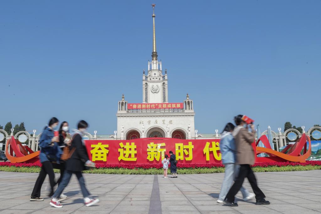 “奮進(jìn)新時(shí)代”主題成就展：室外展區(qū)成為熱門打卡點(diǎn)