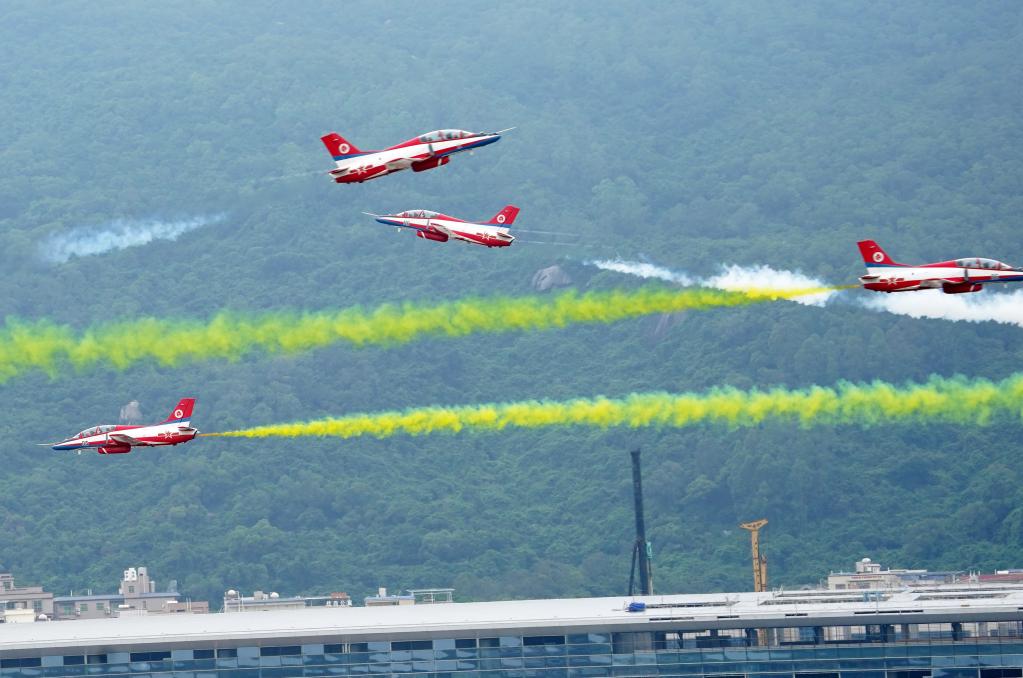 空軍50型武器裝備在中國航展成體系亮相 多型戰機飛行表演展現實戰化軍事訓練成就