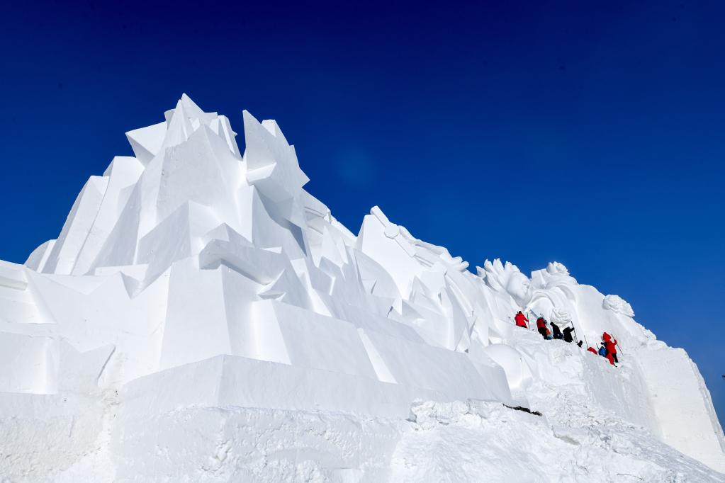 哈爾濱太陽島雪博會：大型雪塑創作持續推進