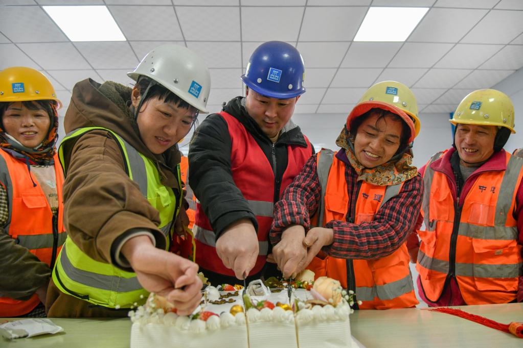 濟南：建設(shè)者過集體生日迎新年