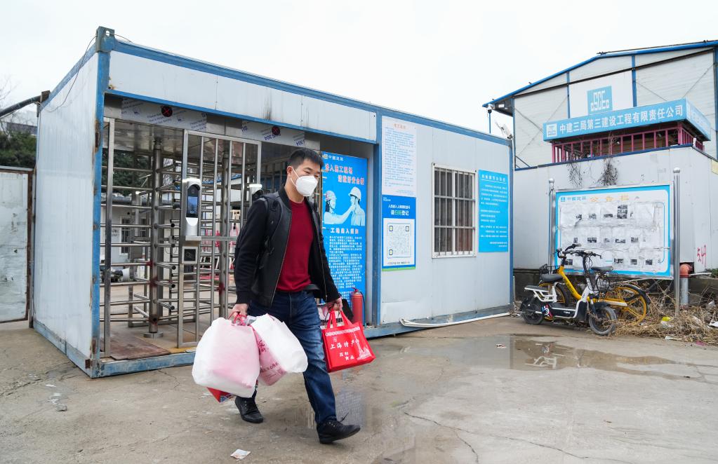 新華全媒+丨“雷神兄弟”易生軍的春運返鄉路