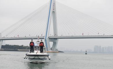 新華全媒+丨海南海口：上漁船 送祝福