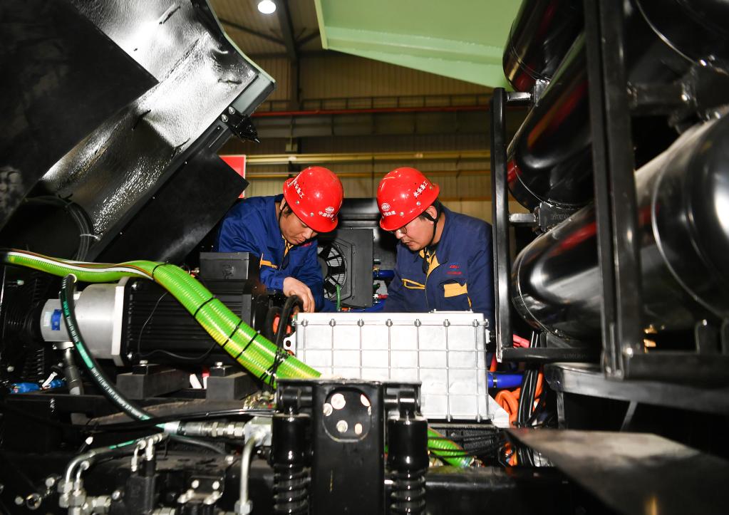 西安：電動礦用自卸車批量下線