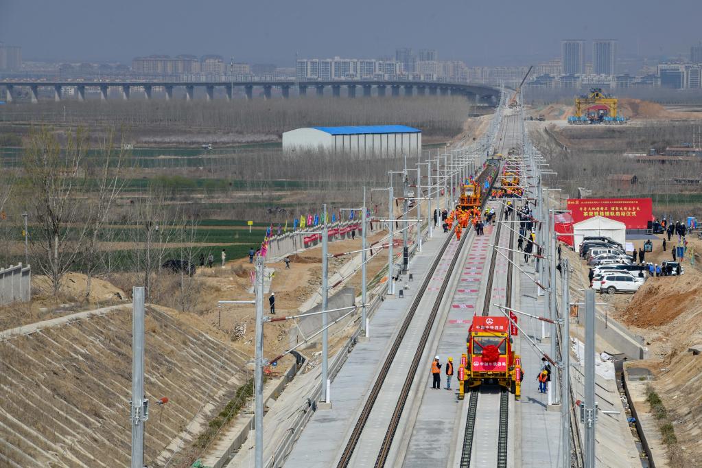 山東萊榮鐵路進(jìn)入全線鋪軌階段