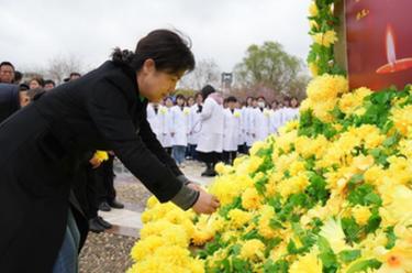 清明前夕 醫學師生致敬“無言良師”