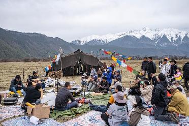 在巴松措體驗(yàn)露營(yíng)生活