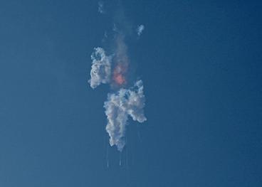 美太空探索技術公司“星舟”火箭發射升空后爆炸