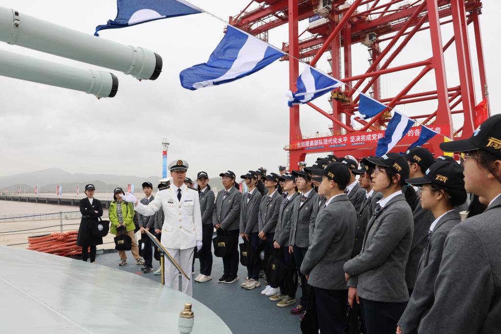 人民海軍開展多項主題活動紀念成立74周年