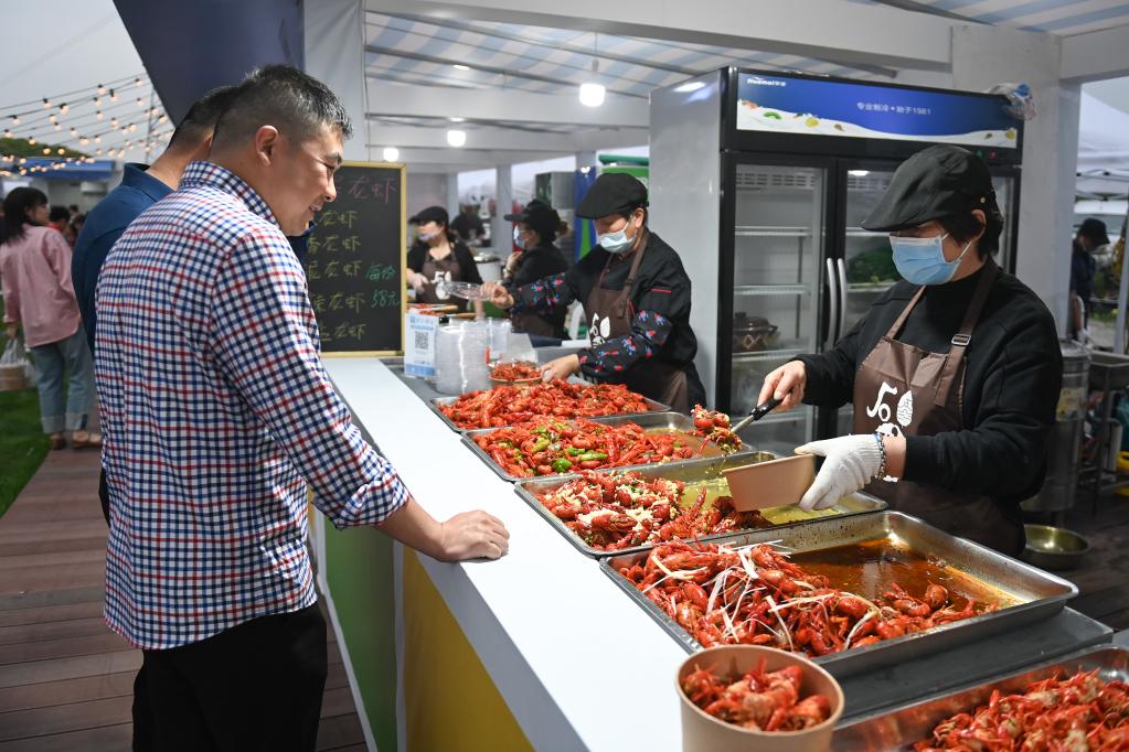 浙江湖州：花海龍蝦節 鄉村人氣旺