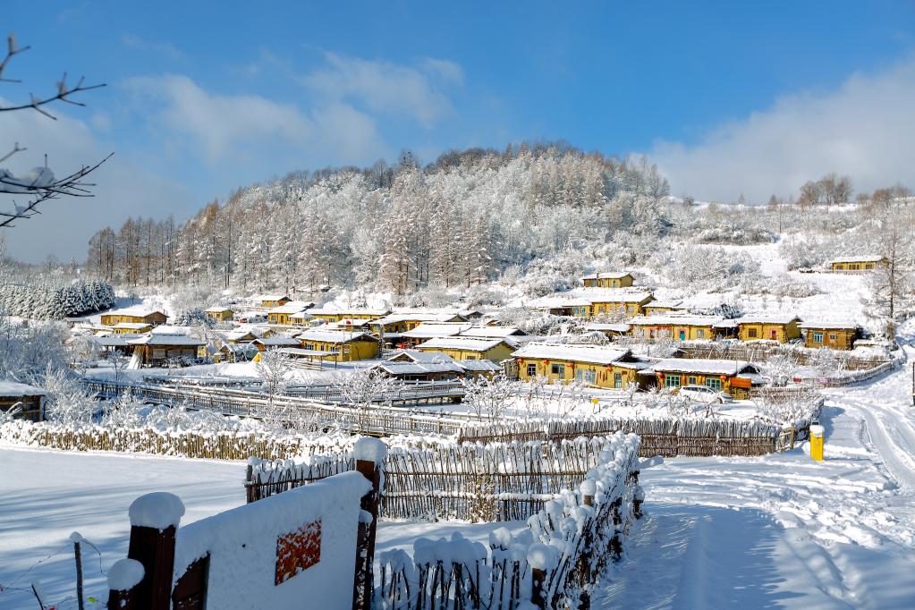 吉林：長(zhǎng)白山“最后的木屋村落”迎來(lái)觀光潮