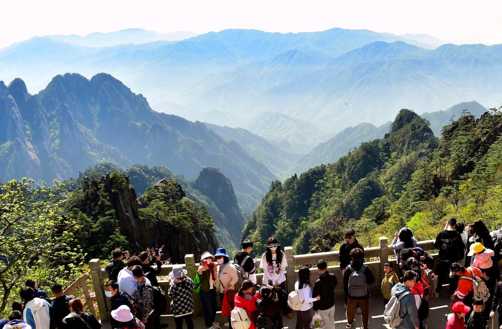 詩意中國(guó)丨登黃山天下無山