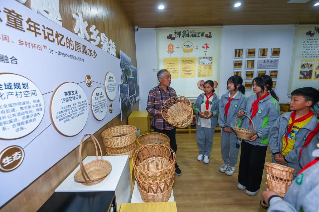 浙江湖州：鄉(xiāng)村柳編工坊助力非遺傳承