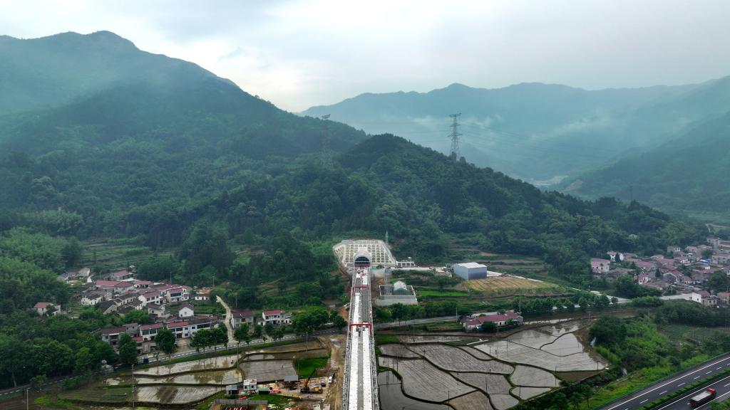 池黃鐵路全線最長(zhǎng)隧道貫通