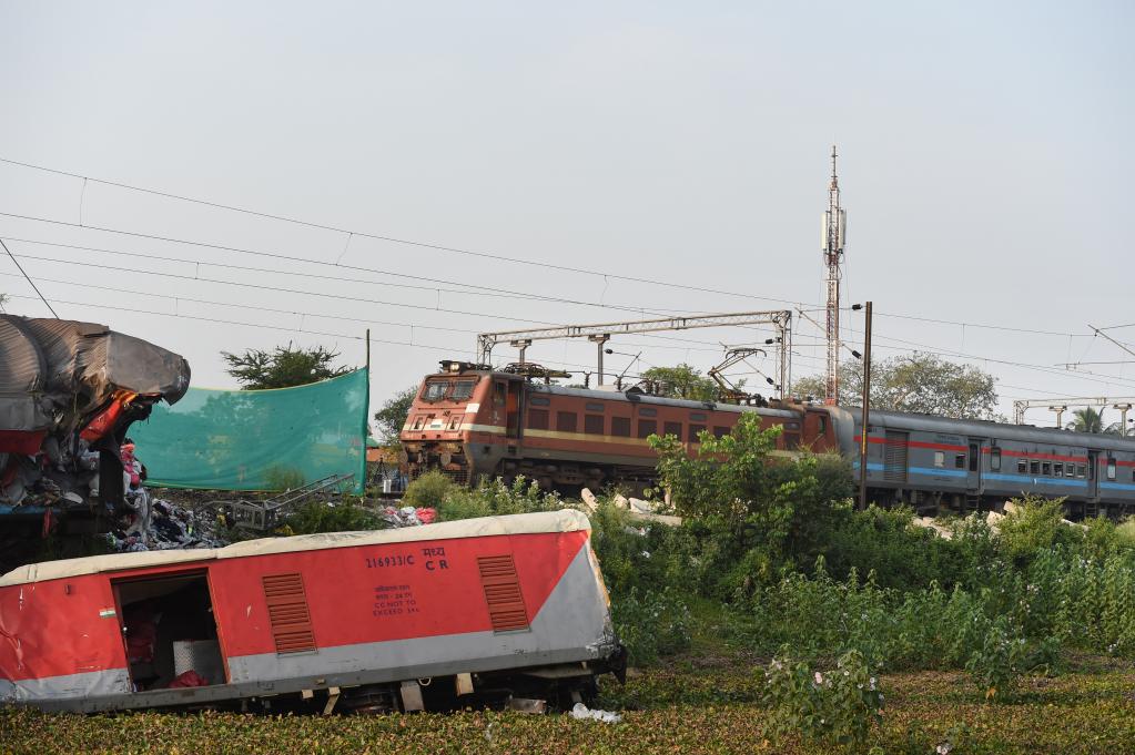 印度調查列車脫軌相撞事故 事發路段恢復運營