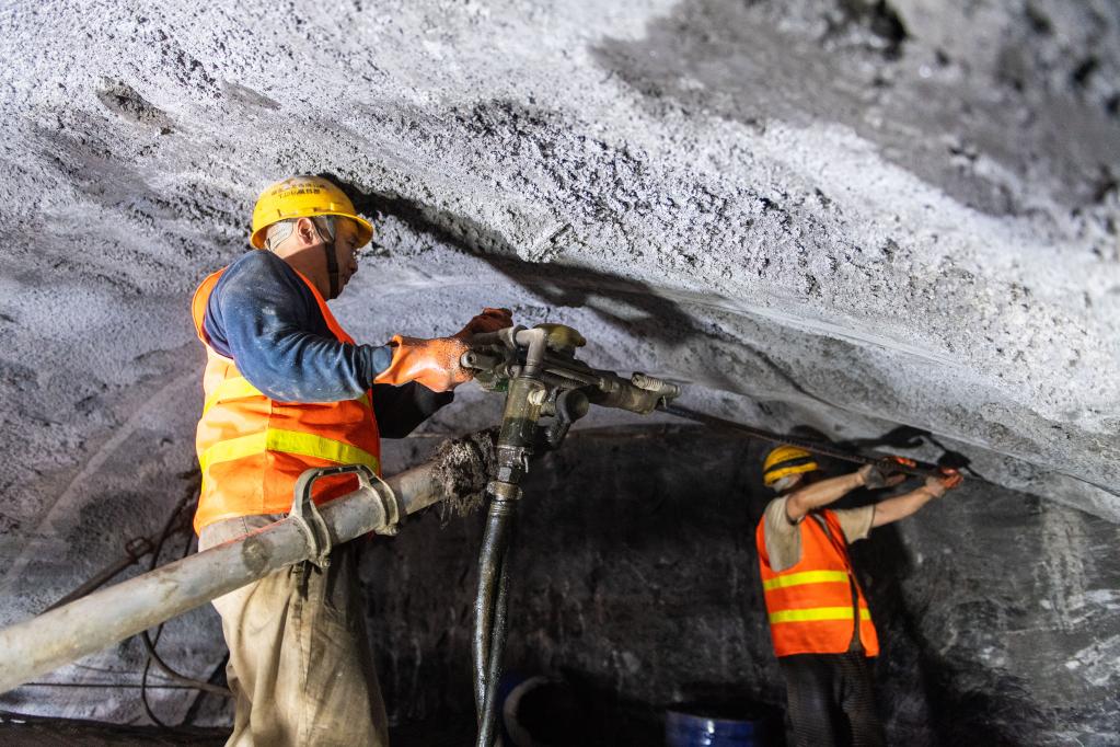 湖南桑龍高速公路天福嶺隧道貫通