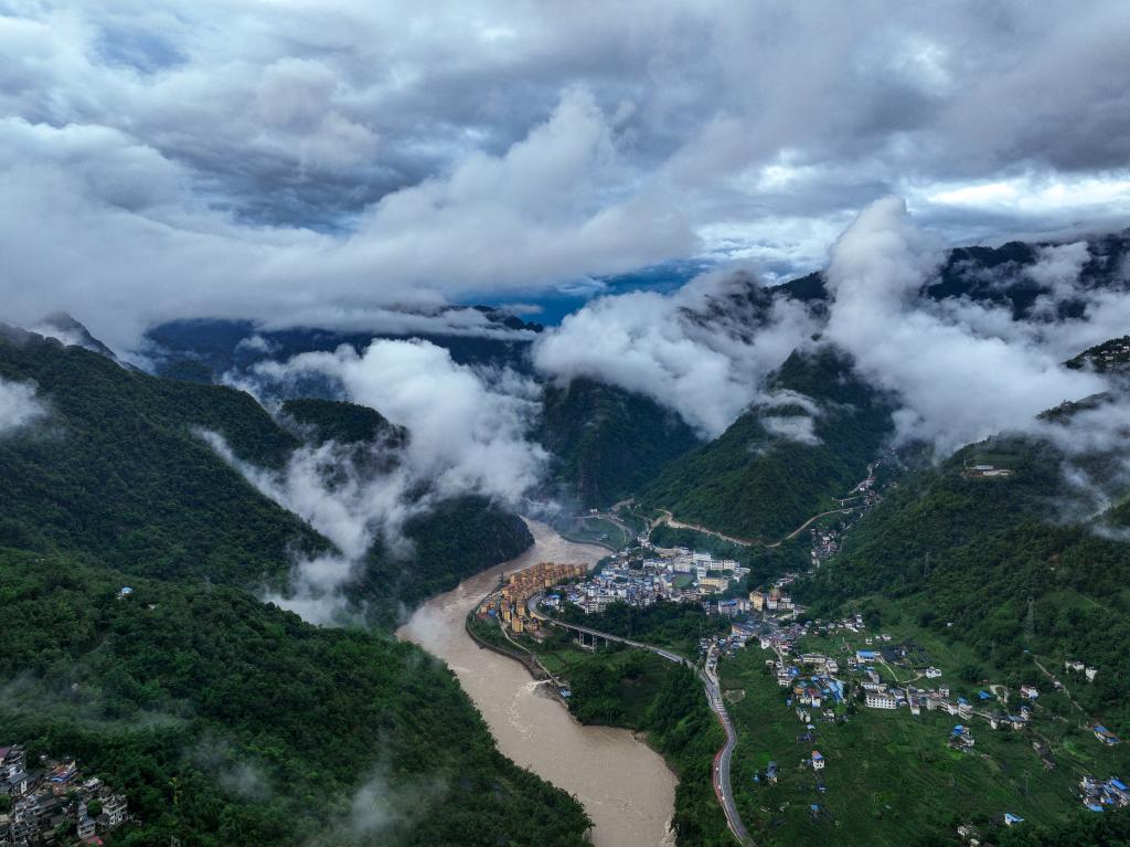 新華全媒+丨國(guó)道之行 從雪山奔向大海丨怒江，霧江