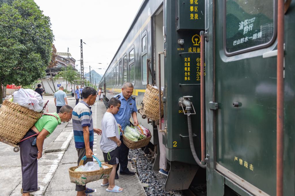 逛集市、賞非遺——特色“小慢車”豐富旅客出行體驗