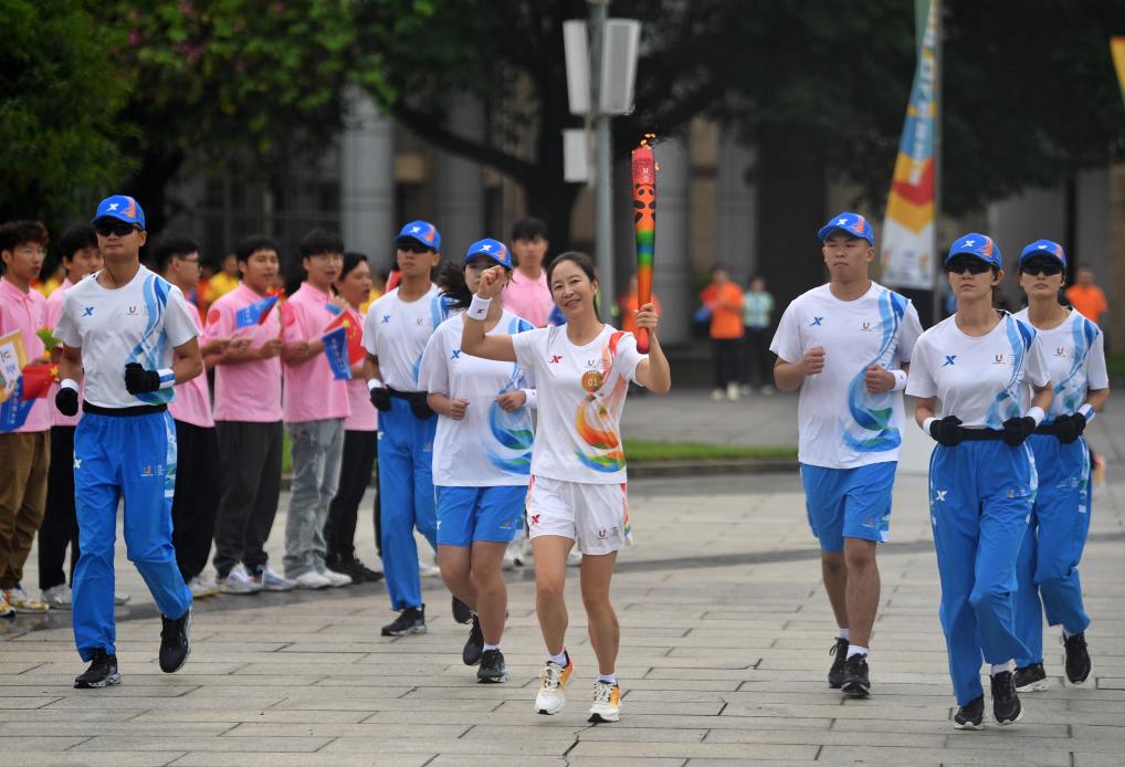 新華全媒+丨成都大運會火炬在西南財經大學（柳林校區(qū)）傳遞