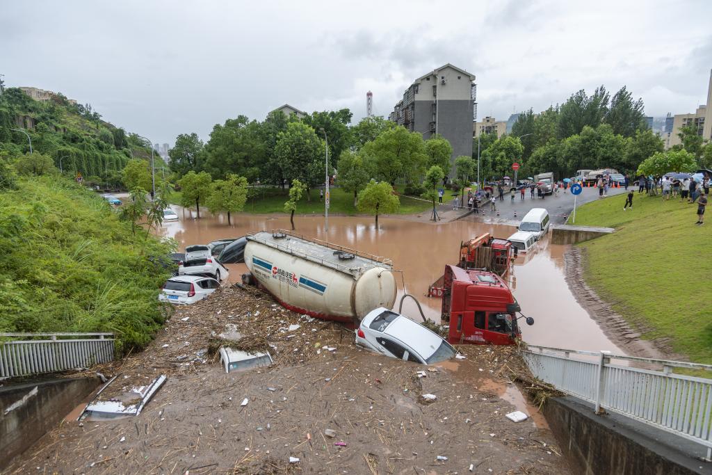 重慶多地發布暴雨紅色預警 24個區縣部分中小河流有漲水風險