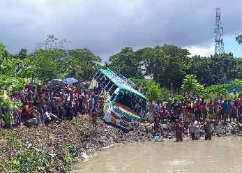 孟加拉國(guó)一客車落水致17人死亡