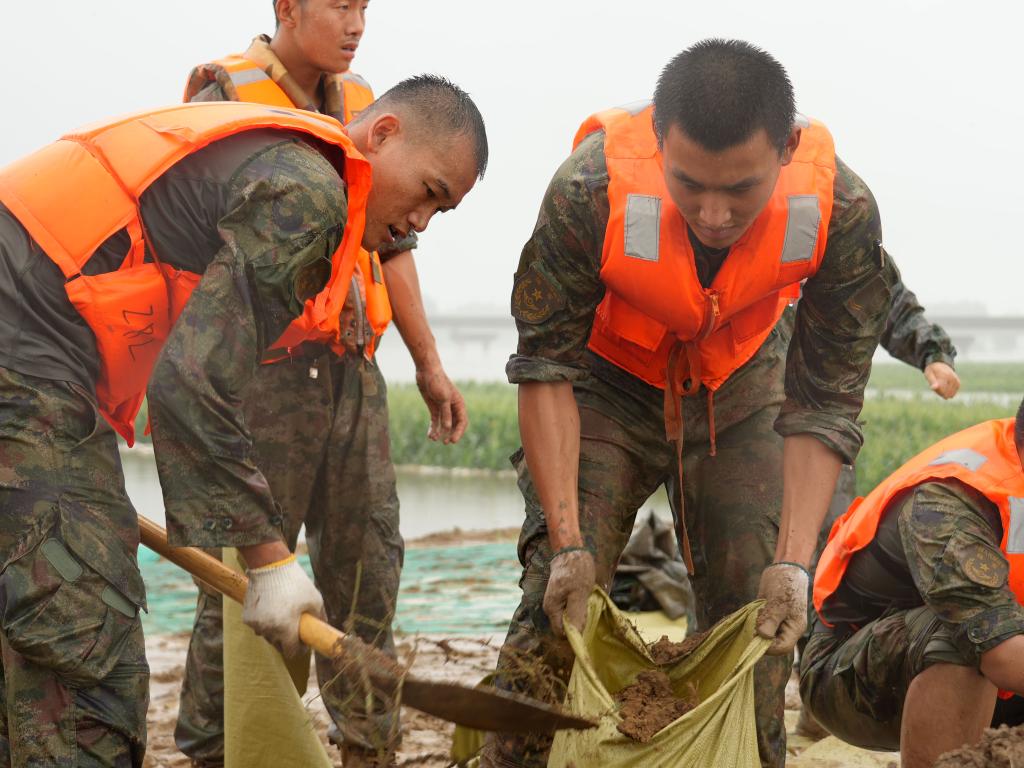 中部戰(zhàn)區(qū)1萬余名官兵、民兵持續(xù)奮戰(zhàn)在防汛救災(zāi)一線