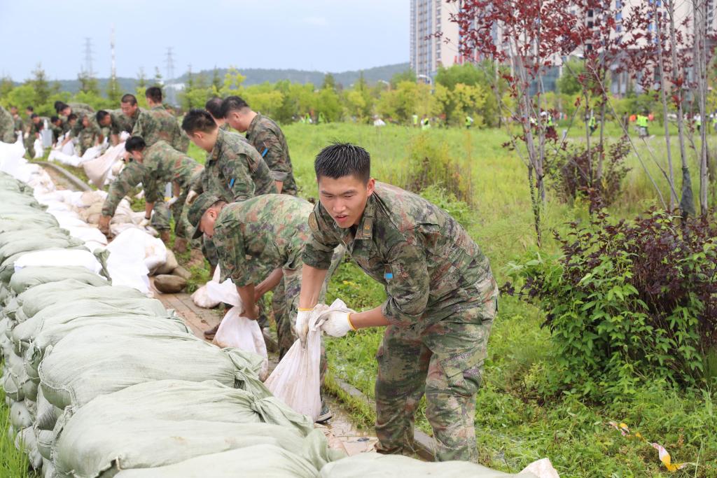 “空軍藍”筑起防洪堤壩——北部戰區空軍快速展開抗洪救災行動見聞