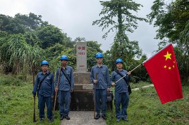 國道之行 從雪山奔向大海｜49年，他們帶著國旗走了25萬公里