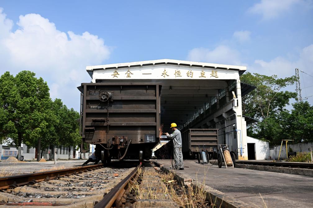 列車熔接工：堅(jiān)守崗位保障暑運(yùn)