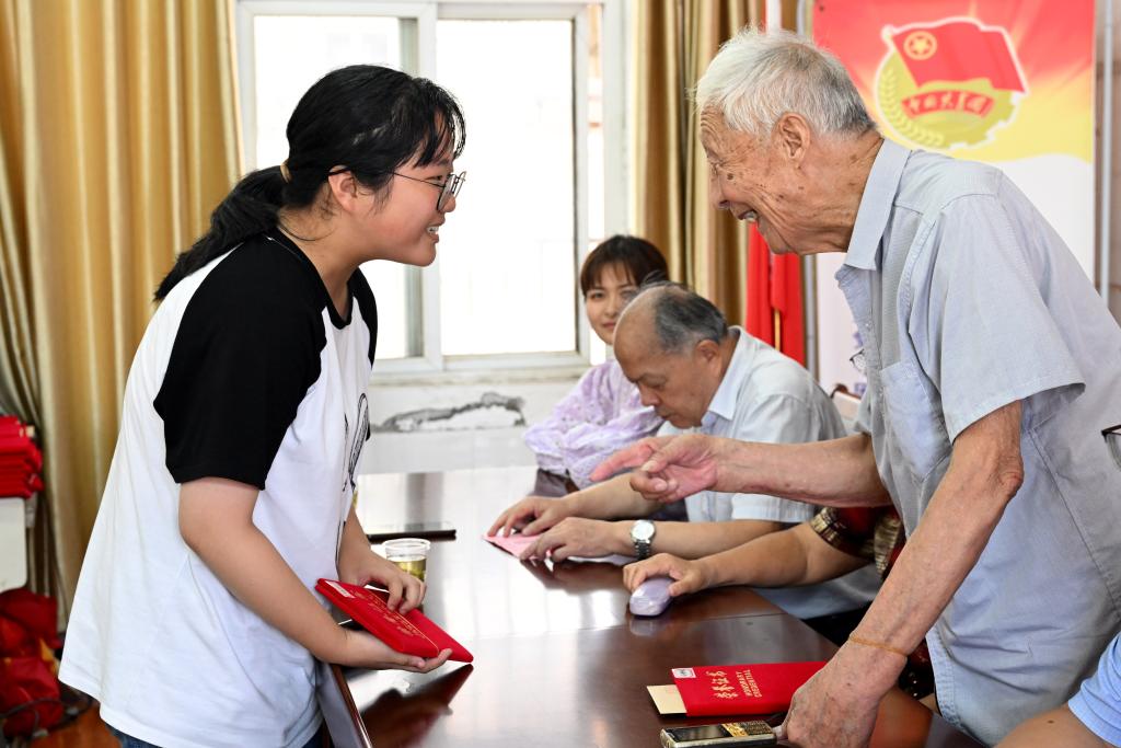 96歲教師葉連平連續12年為農村孩子發放獎學金