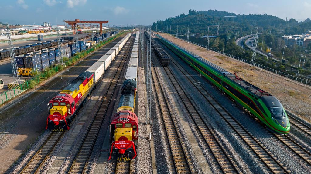 中老中越鐵路國際冷鏈貨運班列雙向首發