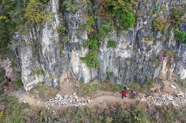 四季中國 | 太行山村筑路人：用石頭與大山對話