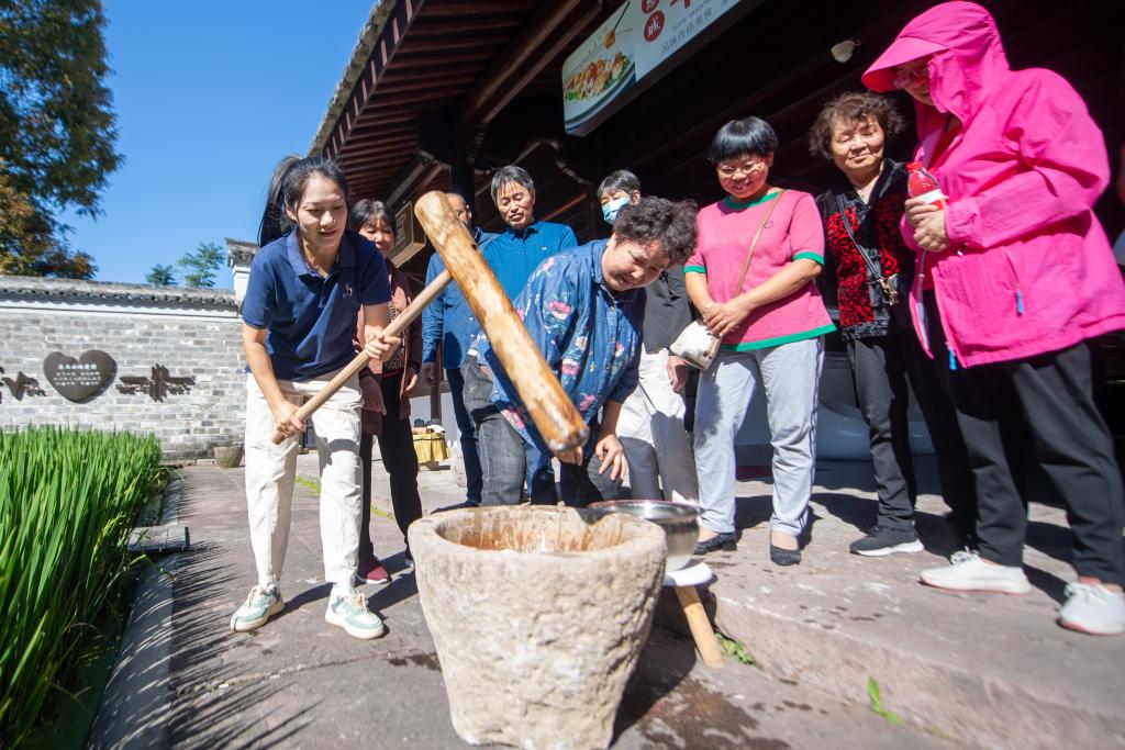 浙江寧波：古鎮(zhèn)里的年糕特色旅游