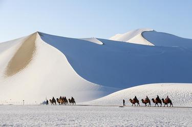 甘肅敦煌：雪后大漠景如畫