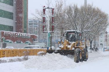 霍林郭勒：暴雪中堅守崗位