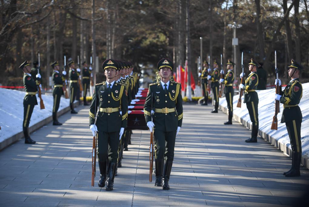 新華全媒+丨第十批在韓中國(guó)人民志愿軍烈士遺骸安葬儀式在沈陽舉行