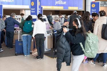 美國感恩節假期返程高峰 單日航空客流量預計創新高