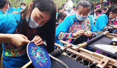 大山里傳來扶貧織機聲